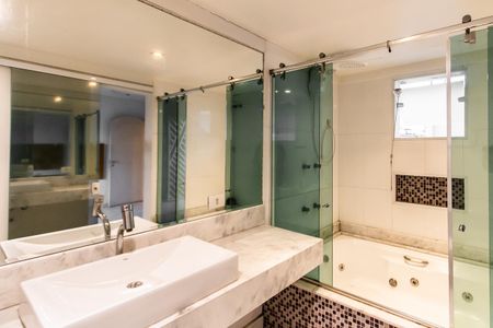 Casa à venda com 330m², 3 quartos e 4 vagas Casa à venda com 330m², 3 quartos e 4 vagasBanheiro da Suíte