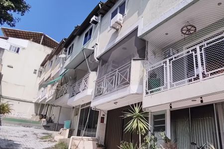 Casa de condomínio à venda com 121m², 2 quartos e 1 vagaFachada 