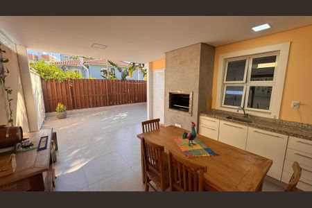 Casa de condomínio à venda com 132m², 3 quartos e 2 vagasChurrasqueira