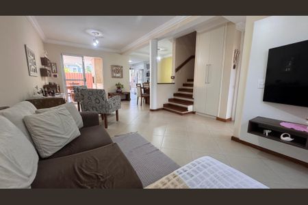 Casa de condomínio à venda com 132m², 3 quartos e 2 vagasSala