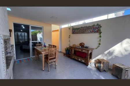 Casa de condomínio à venda com 132m², 3 quartos e 2 vagasChurrasqueira