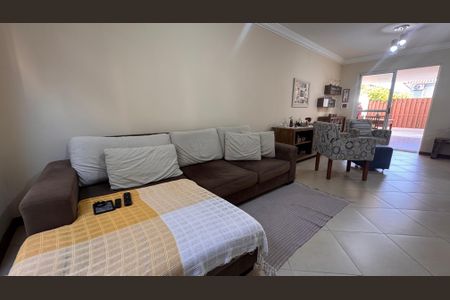 Casa de condomínio à venda com 132m², 3 quartos e 2 vagasSala