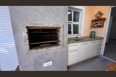 Casa de condomínio à venda com 132m², 3 quartos e 2 vagasChurrasqueira