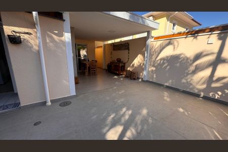 Casa de condomínio à venda com 132m², 3 quartos e 2 vagasQuintal