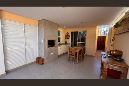 Casa de condomínio à venda com 132m², 3 quartos e 2 vagasChurrasqueira