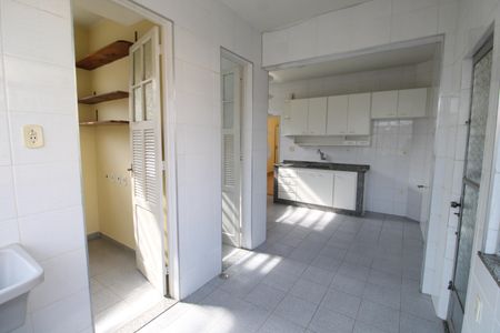 Apartamento à venda com 130m², 2 quartos e 1 vagaÁrea de Serviço