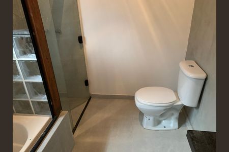 Casa de condomínio para alugar com 380m², 3 quartos e 2 vagas Casa de condomínio para alugar com 380m², 3 quartos e 2 vagasBanheiro da suíte 3