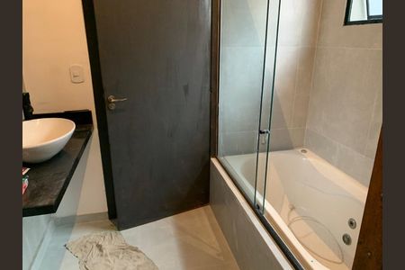 Casa de condomínio para alugar com 380m², 3 quartos e 2 vagas Casa de condomínio para alugar com 380m², 3 quartos e 2 vagasBanheiro da Suíte 3