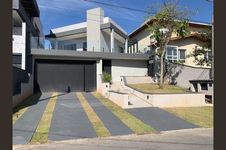 Casa de condomínio para alugar com 380m², 3 quartos e 2 vagas Casa de condomínio para alugar com 380m², 3 quartos e 2 vagasFachada