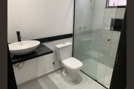 Casa de condomínio para alugar com 380m², 3 quartos e 2 vagas Casa de condomínio para alugar com 380m², 3 quartos e 2 vagasBanheiro da Suíte 2