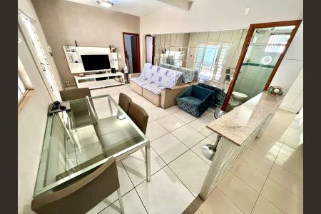 Casa à venda com 218m², 3 quartos e 2 vagasSala