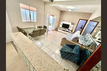 Casa à venda com 218m², 3 quartos e 2 vagasSala