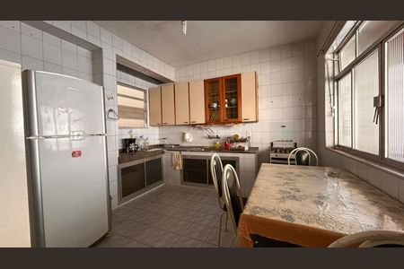 Casa à venda com 384m², 5 quartos e 1 vaga