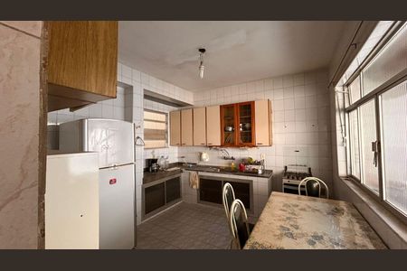 Casa à venda com 384m², 5 quartos e 1 vaga