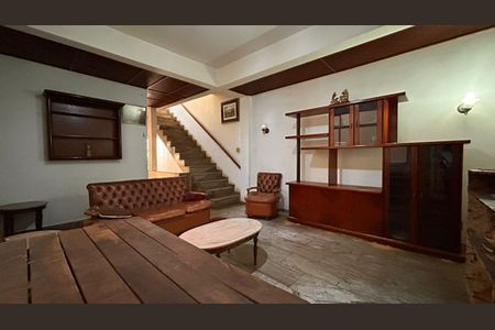 Casa à venda com 384m², 5 quartos e 1 vaga