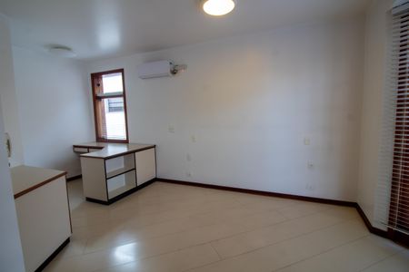 Casa à venda com 447m², 4 quartos e 2 vagasSuíte 4