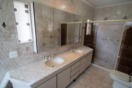 Casa à venda com 447m², 4 quartos e 2 vagasBanheiro da Suíte 4