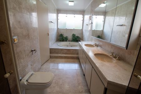 Casa à venda com 447m², 4 quartos e 2 vagasBanheiro da Suíte 4