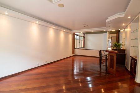 Casa à venda com 447m², 4 quartos e 2 vagasSala