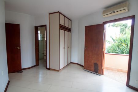 Casa à venda com 447m², 4 quartos e 2 vagasSuíte 3