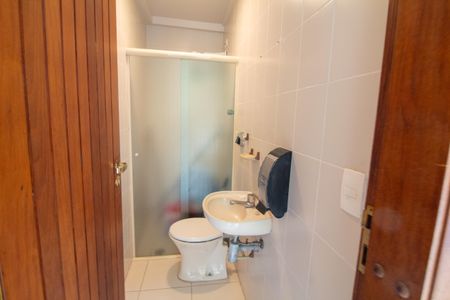 Casa à venda com 447m², 4 quartos e 2 vagasÁrea comum - Banheiro da Piscina 1