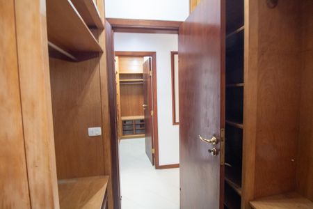 Casa à venda com 447m², 4 quartos e 2 vagasCloset da Suíte 4