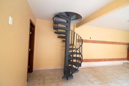 Casa à venda com 447m², 4 quartos e 2 vagasÁrea comum - Escada