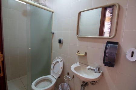 Casa à venda com 447m², 4 quartos e 2 vagasÁrea comum - Banheiro da Piscina 2