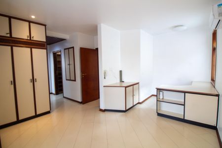 Casa à venda com 447m², 4 quartos e 2 vagasSuíte 4