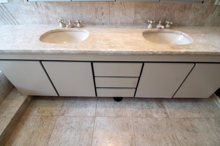 Casa à venda com 447m², 4 quartos e 2 vagasBanheiro da Suíte 4