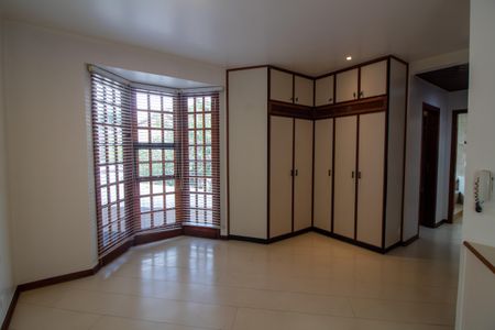 Casa à venda com 447m², 4 quartos e 2 vagasSuíte 4