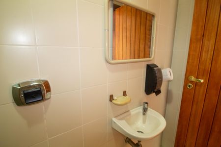 Casa à venda com 447m², 4 quartos e 2 vagasÁrea comum - Banheiro da Piscina 2