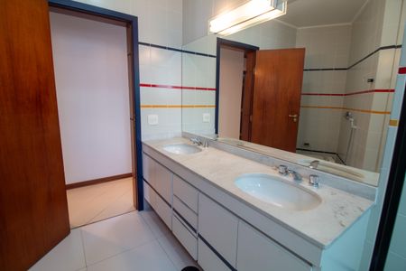 Casa à venda com 447m², 4 quartos e 2 vagasBanheiro Social
