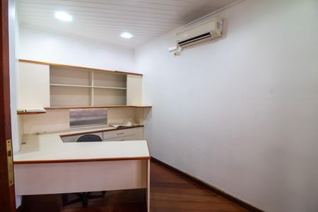 Casa à venda com 447m², 4 quartos e 2 vagasEscritório