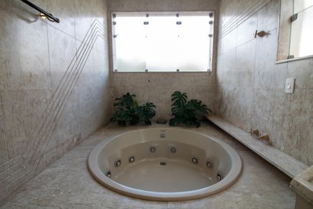 Casa à venda com 447m², 4 quartos e 2 vagasBanheiro da Suíte 4