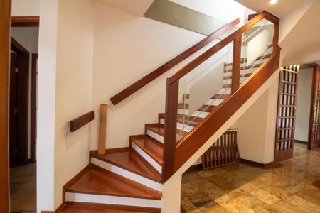 Casa à venda com 447m², 4 quartos e 2 vagasEscada