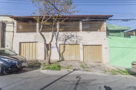 Casa à venda com 396m², 6 quartos e 2 vagas Casa à venda com 396m², 6 quartos e 2 vagasFachada