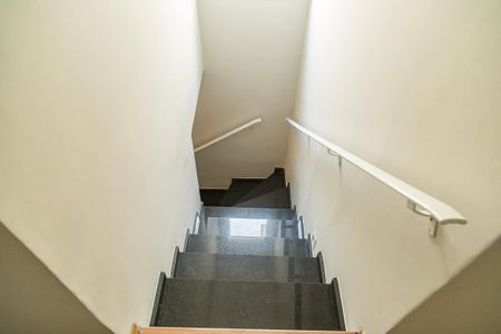 Casa à venda com 150m², 3 quartos e 2 vagas Casa à venda com 150m², 3 quartos e 2 vagasCorredor - Escada