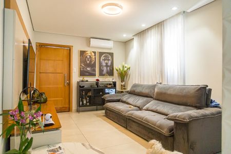 Casa à venda com 150m², 3 quartos e 2 vagas Casa à venda com 150m², 3 quartos e 2 vagasSala