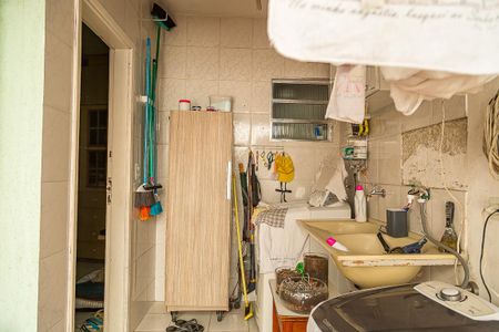 Casa à venda com 150m², 3 quartos e 2 vagas Casa à venda com 150m², 3 quartos e 2 vagasQuintal e Área de Serviço