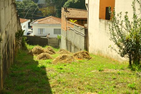 Casa à venda com 65m², 2 quartos e 2 vagasTerreno - Fundos