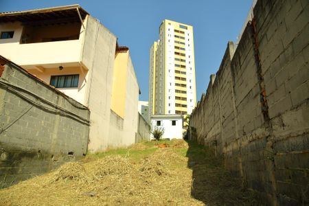 Casa à venda com 65m², 2 quartos e 2 vagasTerreno - Fundos