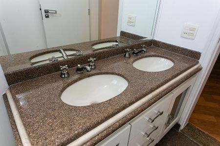 Apartamento à venda com 244m², 4 quartos e 3 vagas Apartamento à venda com 244m², 4 quartos e 3 vagasBanheiro