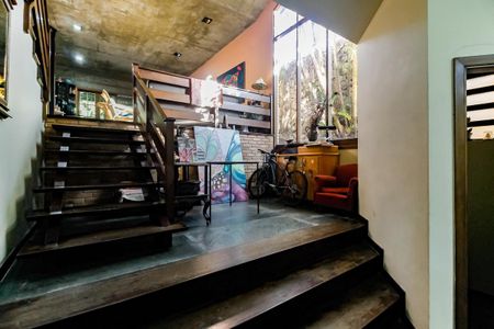 Casa à venda com 239m², 3 quartos e 4 vagas Casa à venda com 239m², 3 quartos e 4 vagasEscada entrada