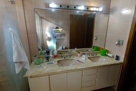 Casa à venda com 239m², 3 quartos e 4 vagas Casa à venda com 239m², 3 quartos e 4 vagasBanheiro da Suíte