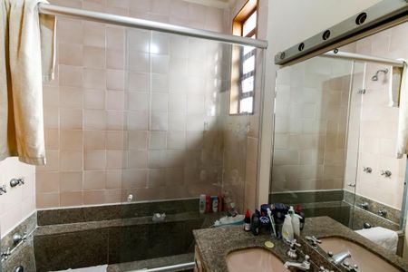 Casa à venda com 239m², 3 quartos e 4 vagas Casa à venda com 239m², 3 quartos e 4 vagasBanheiro Corredor