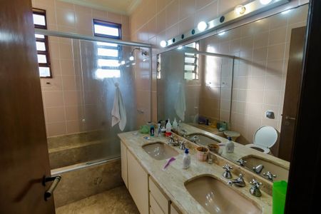 Casa à venda com 239m², 3 quartos e 4 vagas Casa à venda com 239m², 3 quartos e 4 vagasBanheiro da Suíte