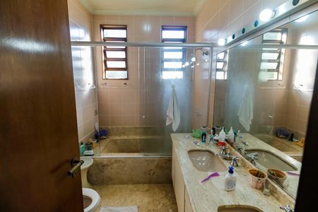 Casa à venda com 239m², 3 quartos e 4 vagas Casa à venda com 239m², 3 quartos e 4 vagasBanheiro da Suíte