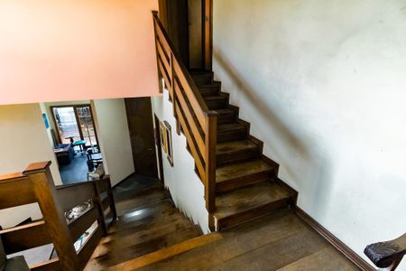 Casa à venda com 239m², 3 quartos e 4 vagas Casa à venda com 239m², 3 quartos e 4 vagasEscada acesso quartos