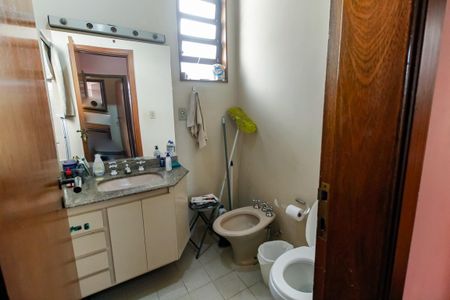 Casa à venda com 239m², 3 quartos e 4 vagas Casa à venda com 239m², 3 quartos e 4 vagasBanheiro Corredor